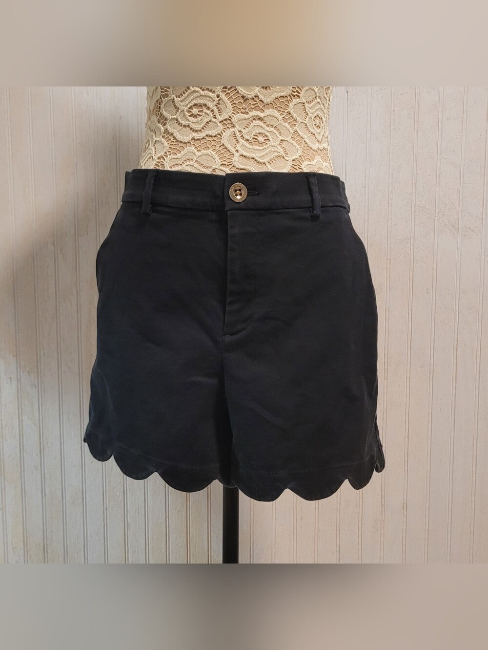 Lilly Pulitzer Black Scalloped Buttercup Shorts Size 12